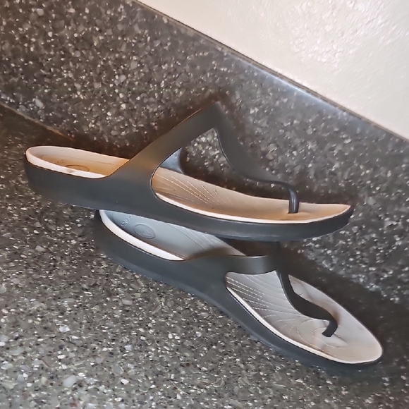 CROCS Women's Olive Green and Cream Thong Sandals - Picture 3 of 6